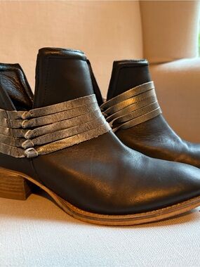 Diba True Sly Fox Sz 9 Black Leather Ankle Boot with Metallic Strap Detail
